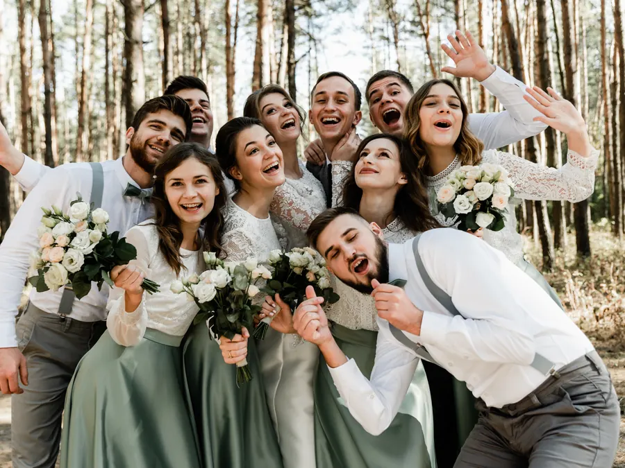 Svadobní hostia a priatelia oslavujúci v borovicovom lese